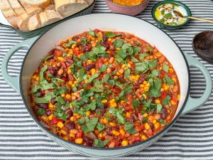 vegetarische chili con carne in pan met bonen, mais en koriander, homepage foto