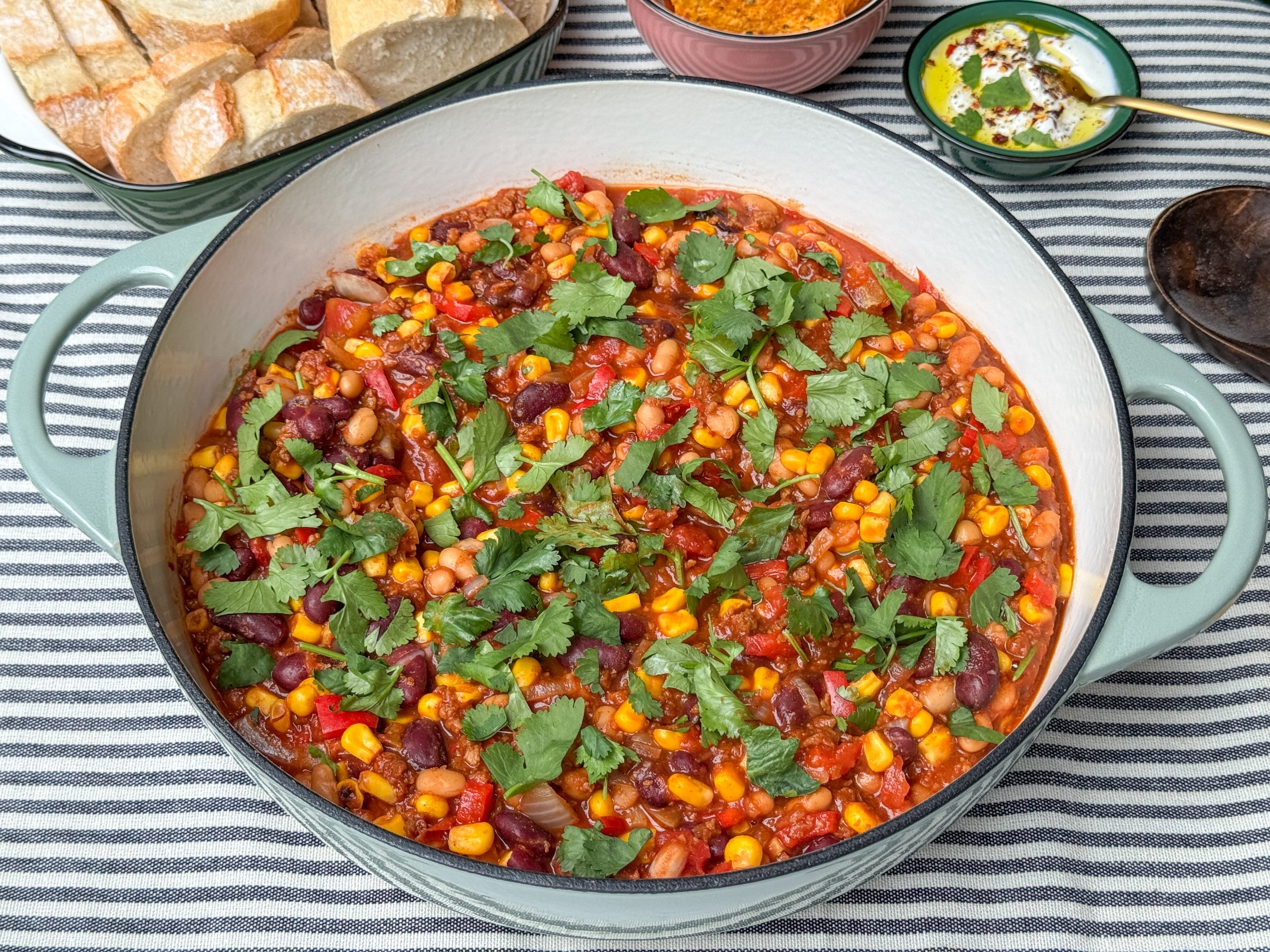 vegetarische chili con carne in pan met bonen, mais en koriander, homepage foto