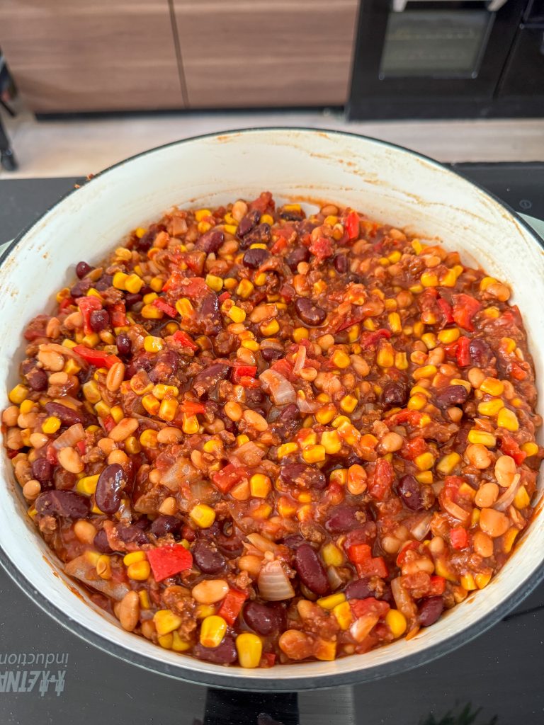bonen, tomaten en mais zachtjes laten pruttelen voor chili sin carne
