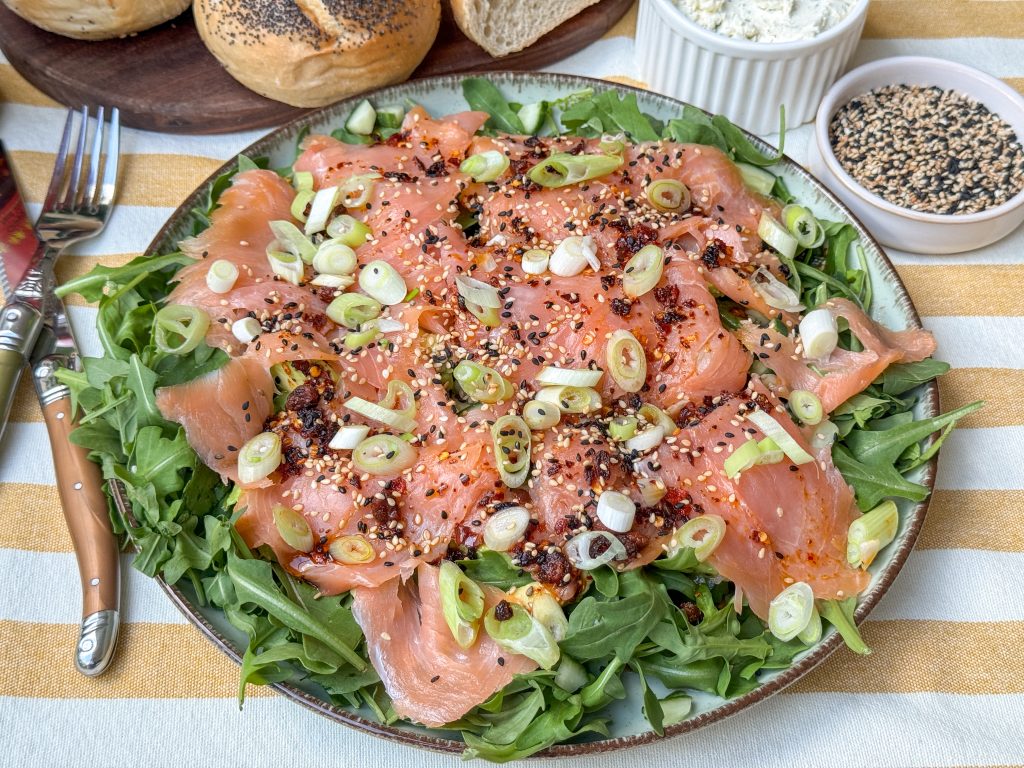 zalm carpaccio met aziatische crispy chili olie dressing