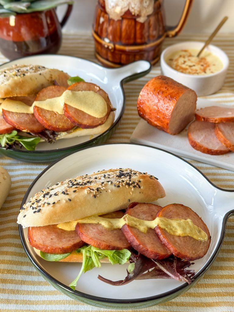 Broodje grillworst warm met pittige kerriemayonaise op pistoletje met sla