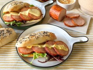 broodje warme grillworst met pittige kerriemayonaise op pistoletje