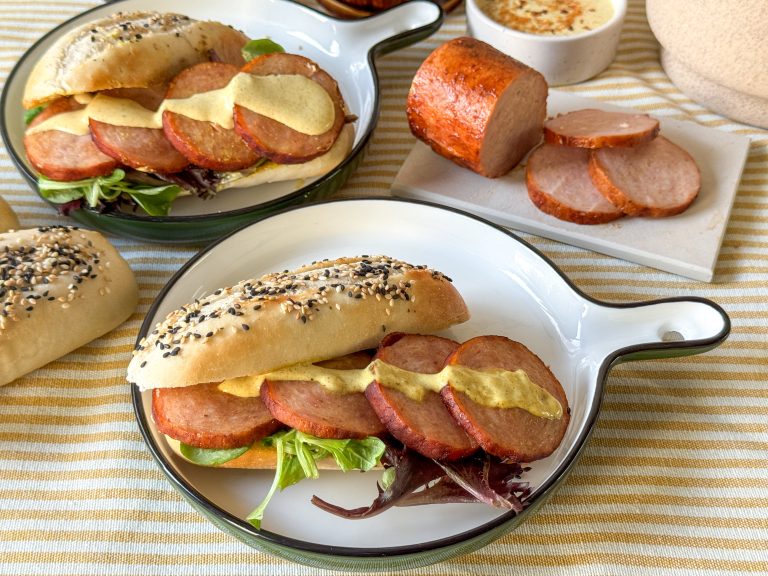 broodje warme grillworst met pittige kerriemayonaise op pistoletje