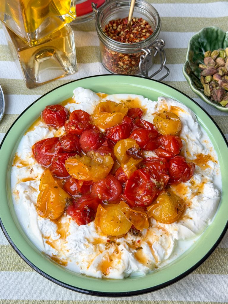 burrata met geroosterde tomaten en olijfolie, basis voor burrata dip met tomaten