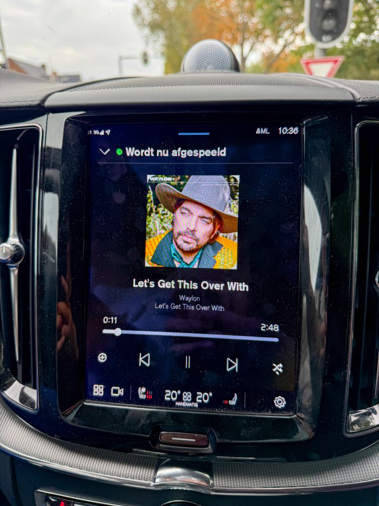 Country liedje luisteren in de auto - Thuis bij Familie over de Kook week 41