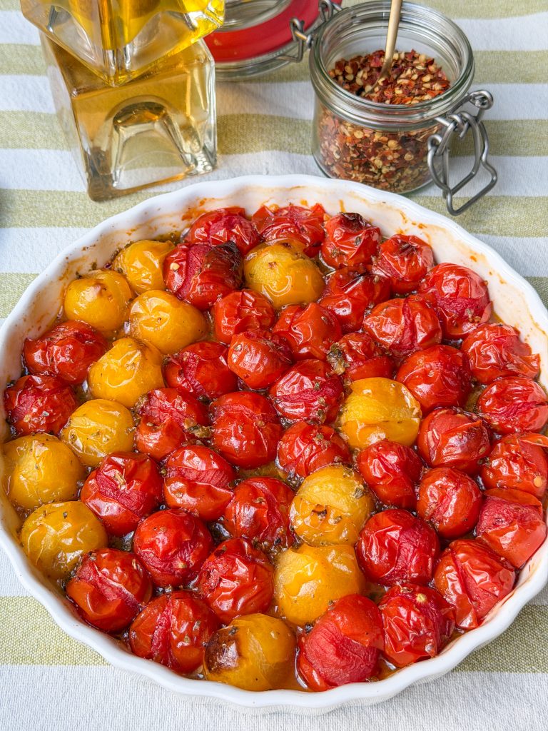 geroosterde rode en gele tomaten uit de oven met olijfolie en kruiden voor burrata dip