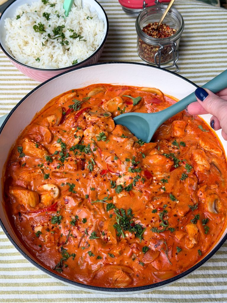 kip stroganoff met champignonos en paprika in pan