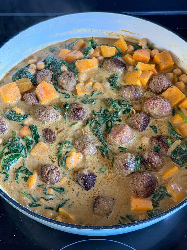 Kokosmelk toevoegen een de groenten en gehaktballetjes