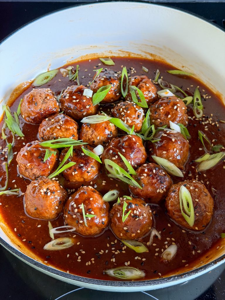 sticky Koreaanse gehaktballetjes met sesamzaad en bosui in pan