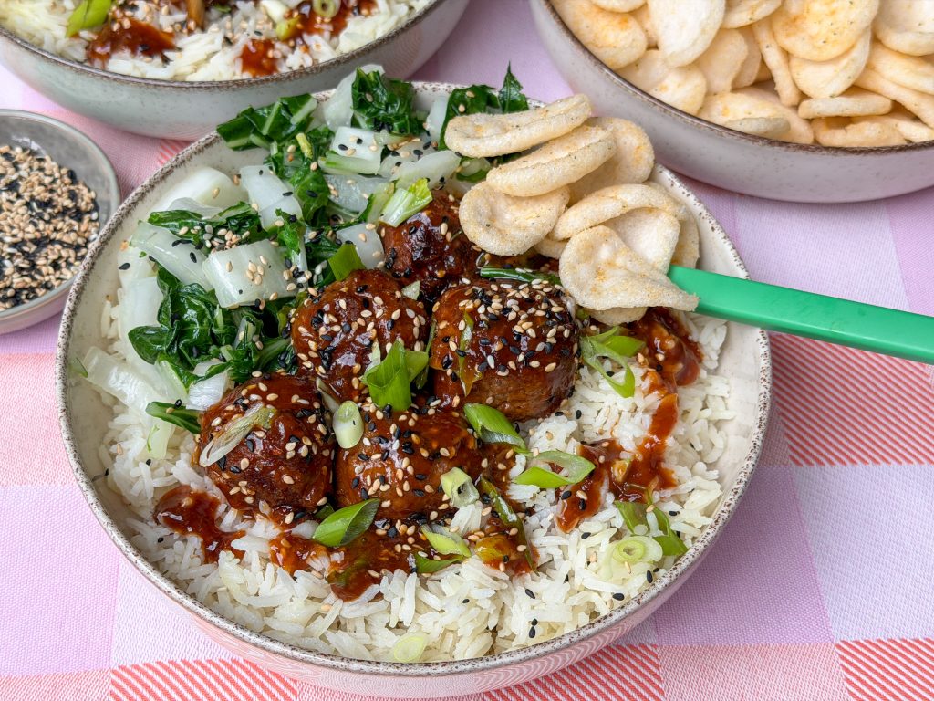 Koreaanse gehaktballetjes in sticky gochujang saus met rijst, paksoi en kroepoek in kommetje