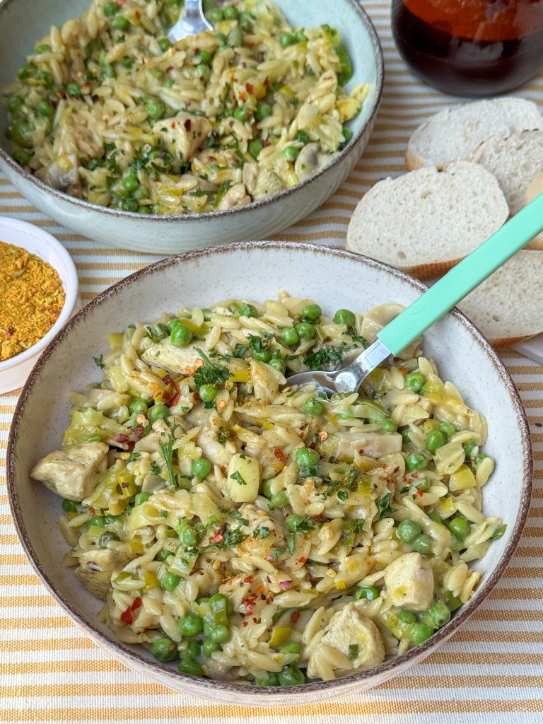 kom met romige orzo, kip, prei, champignons en doperwten