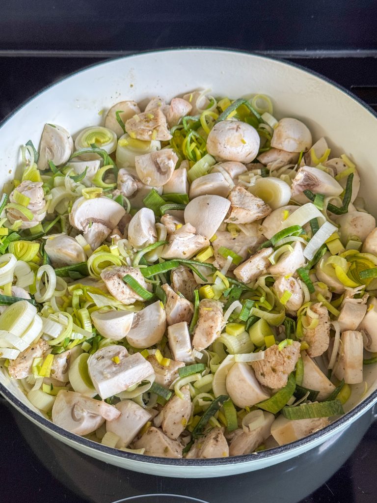 kip, prei en champignons bakken in grote pan