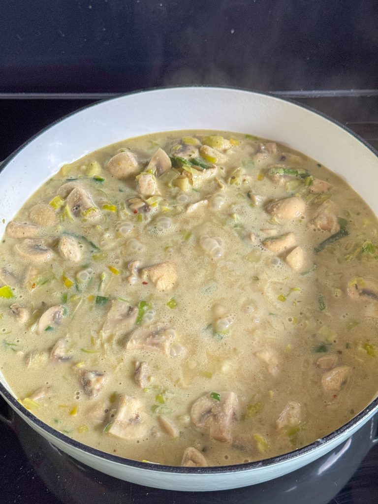 bouillon en room bij groenten in de pan