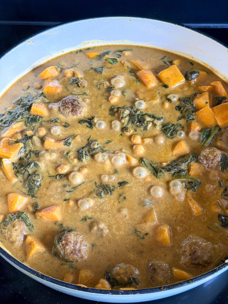 Pompoencurry met spinazie zachtjes laten pruttelen in de pan