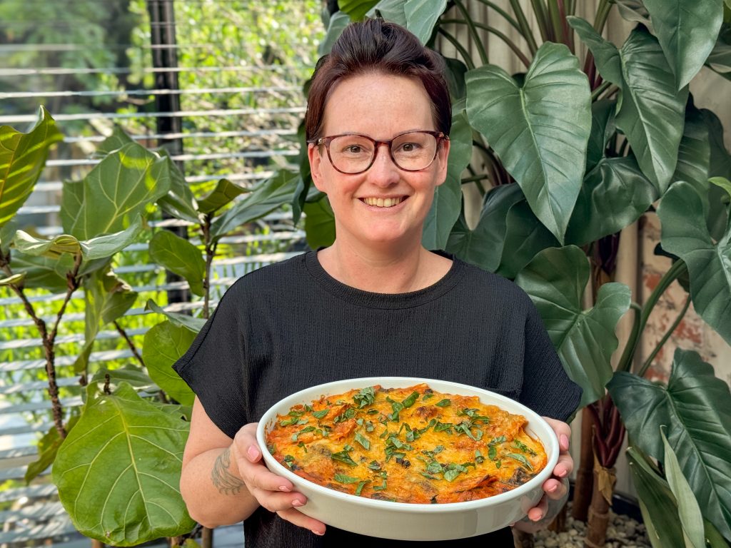 Marie Louise met schaal ravioli ovenschotel uit weekmenu 42
