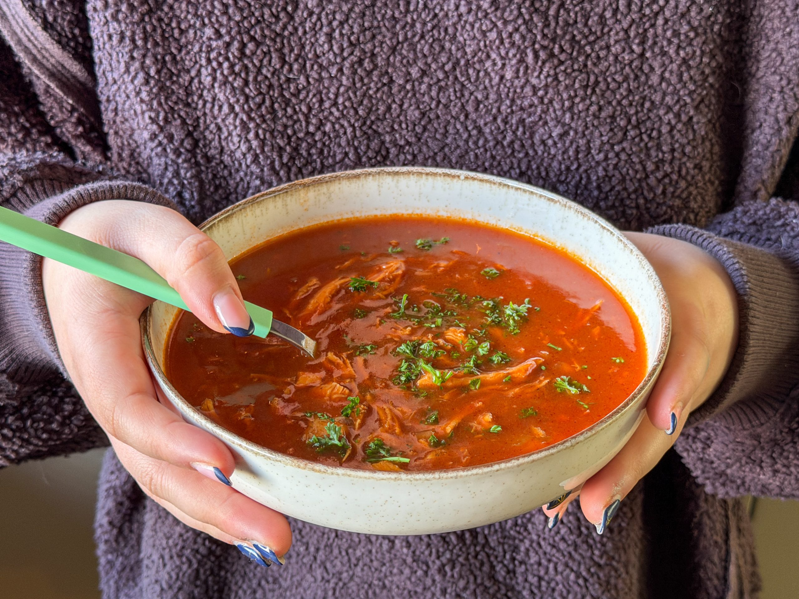 Close up van kom Chinese tomatensoep met kip in handen van Beaudine