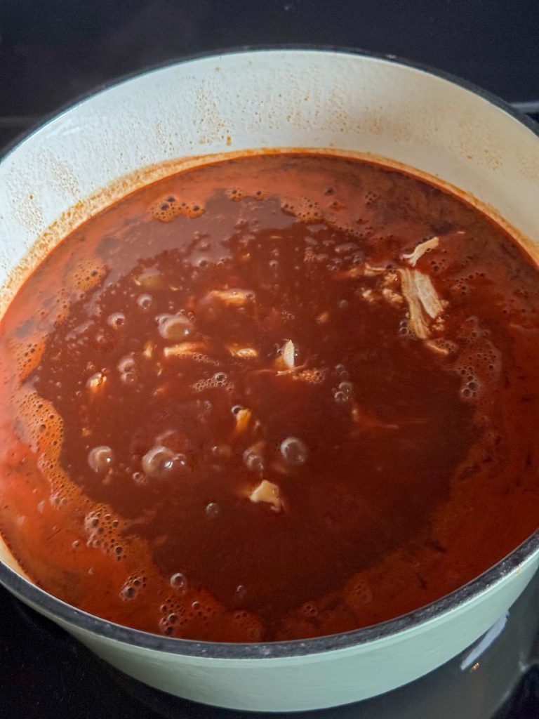 Chinese tomatensoep met pulled chicken zachtjes laten pruttelen