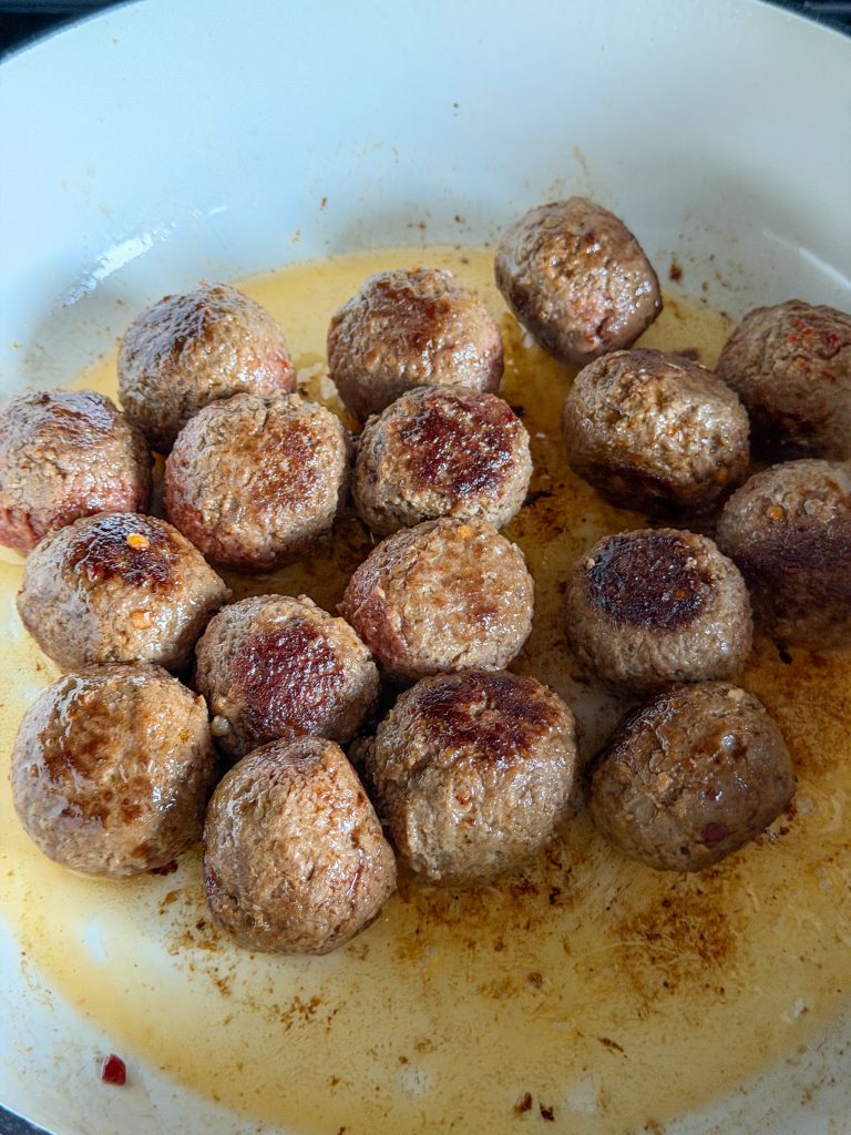 gehaktballetjes rondom goudbruin bakken