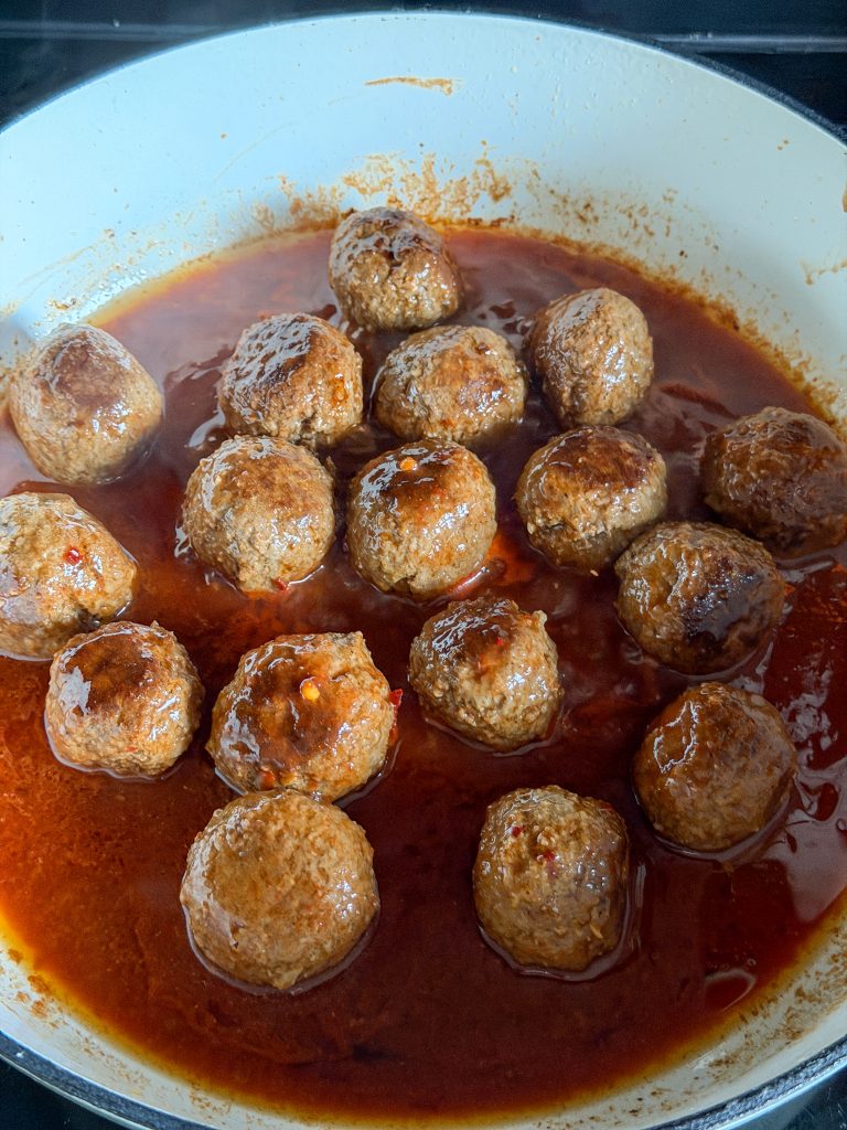 gebakken gehaktballetjes sudderen in zoetzure saus