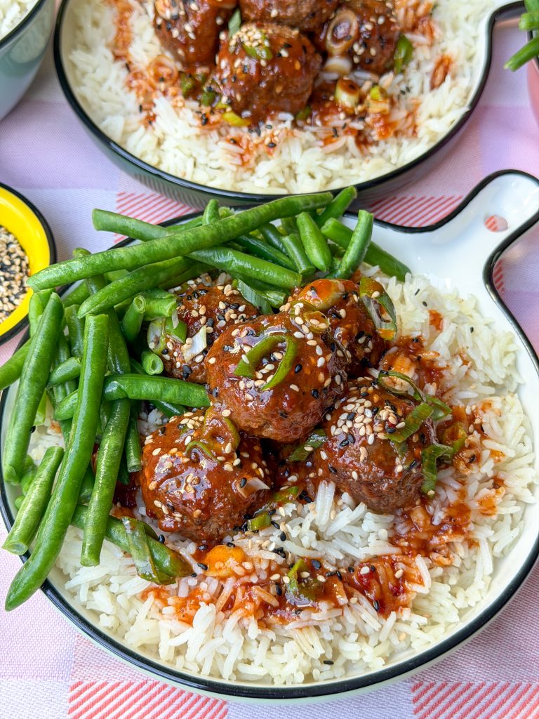 Serveer de zoetzure balletjes met rijst en sperziebonen
