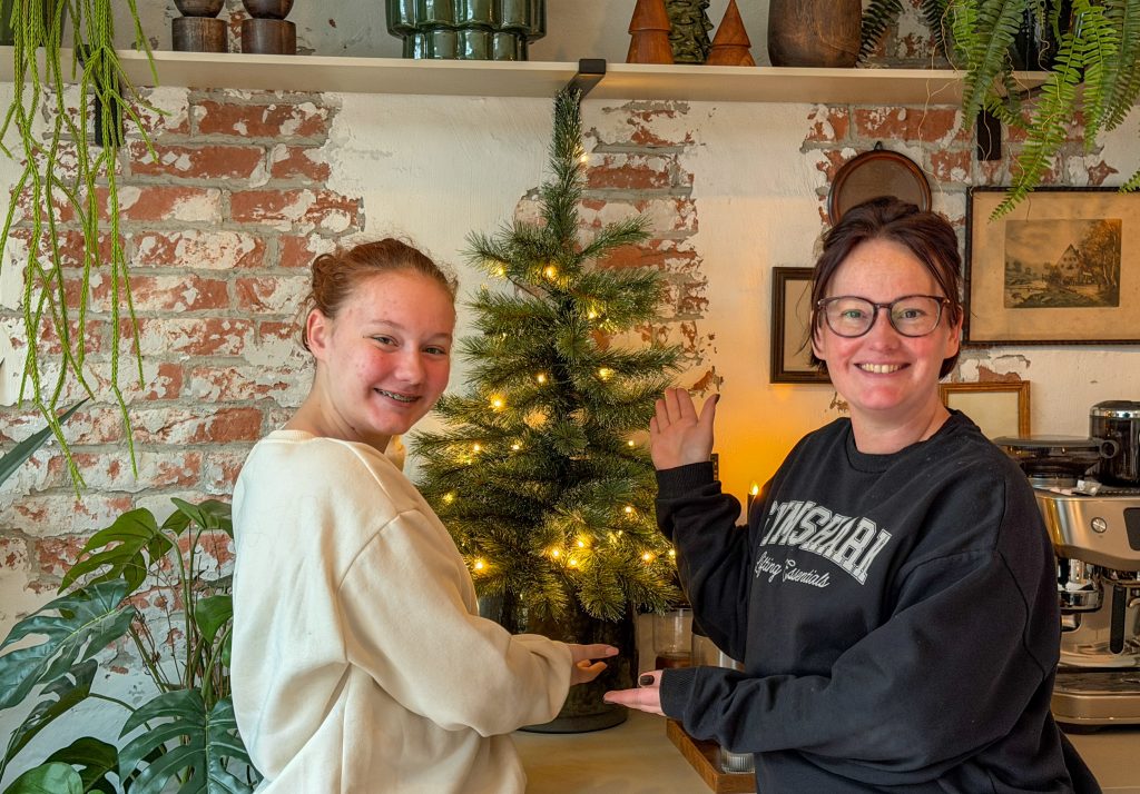 Marie Louise en Amaranthe naast de kerstboom in kerststemming 