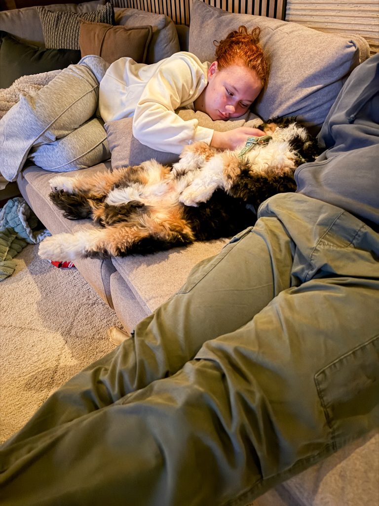 Amaranthe ligt op de bank met Legend