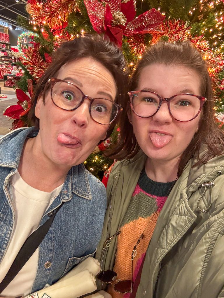 Marie Louise en Beaudine maken een gekke selfie tijdens het kerstshoppen.