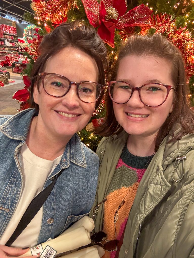 Marie Louise en Beaudine lachen tijdens het kerstshoppen in het tuincentrum.
