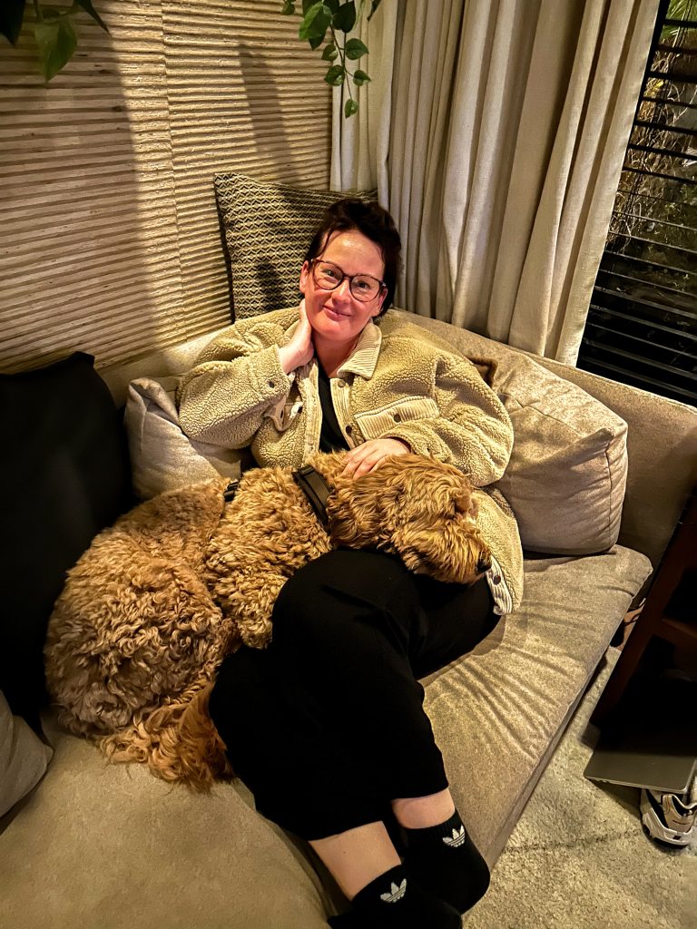 Marie-Louise ontspannen op de bank met Teun slaap lekker tegen haar aan.