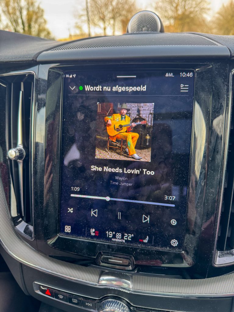 Autodisplay waarop Waylon met het nummer ‘She Needs Lovin’ Too’ wordt afgespeeld.