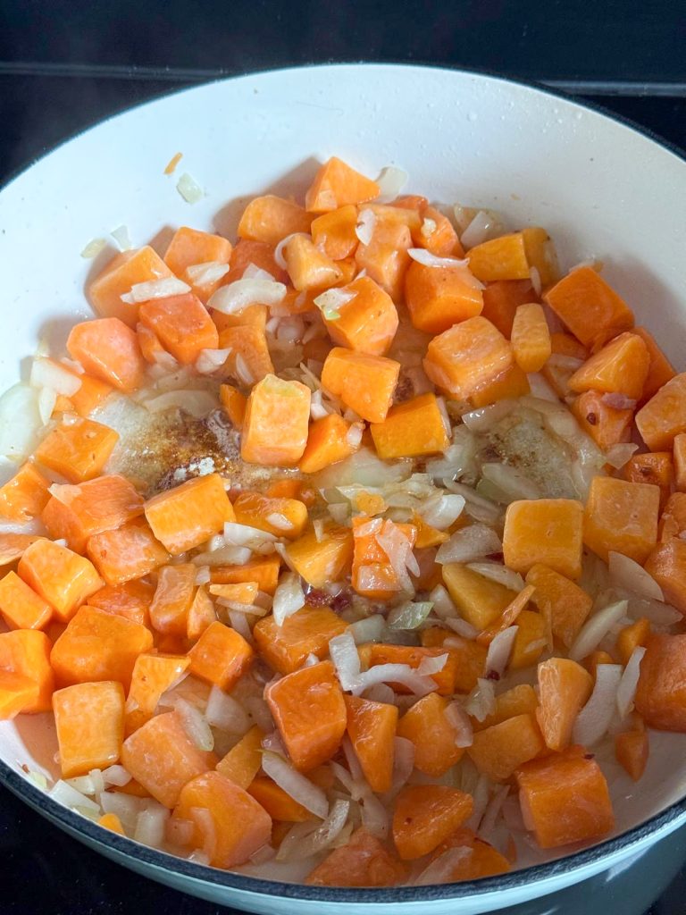 pompoenblokjes en ui aanbakken in de pan als basis voor de pompoensaus