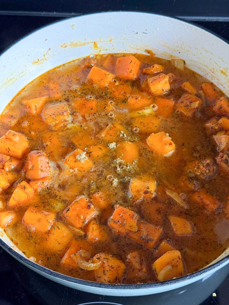 Pompoenblokjes zacht laten koken in bouillon voor de saus