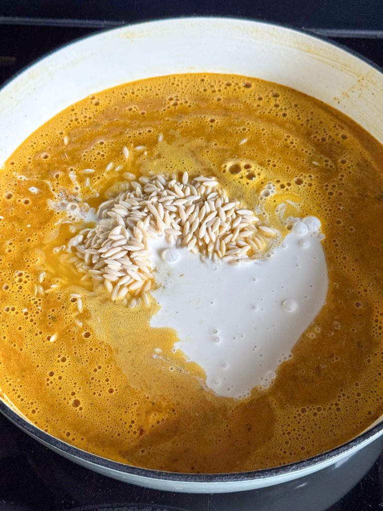 orzo en kookroom toevoegen aan pompoensaus