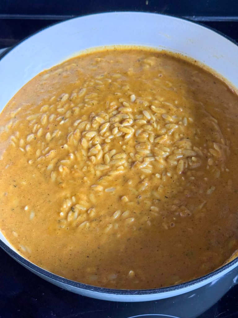 Orzo gaar gekookt in romige pompoensaus