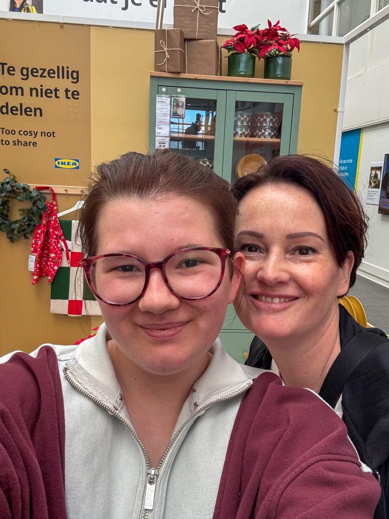 Beaudine en Marie Louise in de ikea