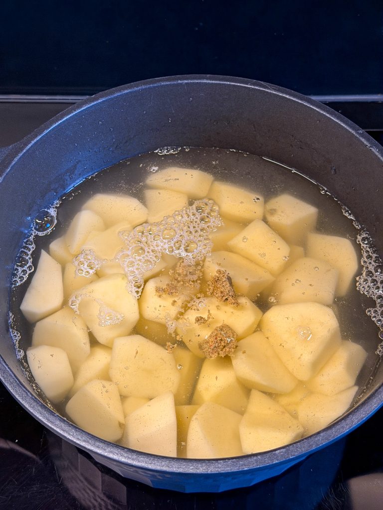 aardappels koken in bouillon voor stamppot