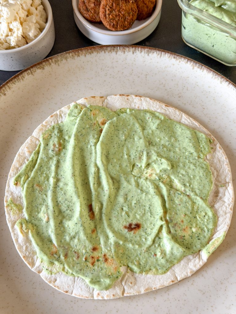 wrap ingesmeerd met romige groene avocado yoghurtdip