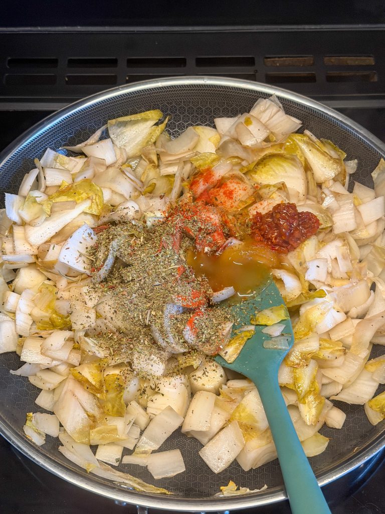 Witlof met kruiden, sambal en honing in de pan voor stamppot