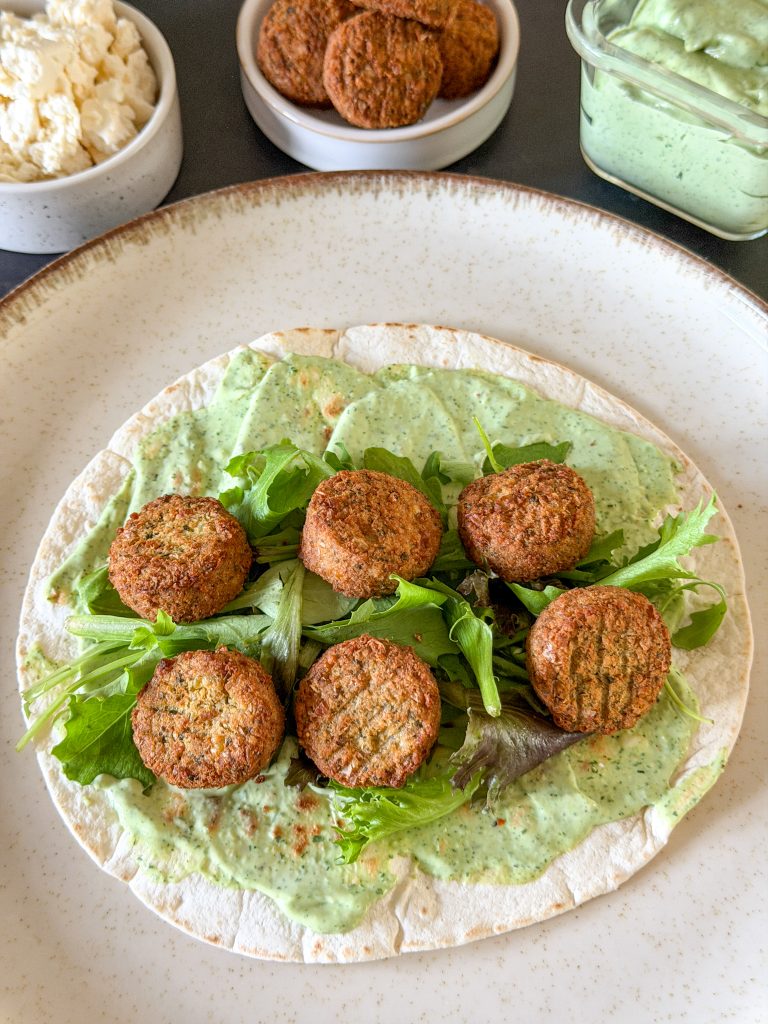 wrap belegd met falafel en verse gemengde sla