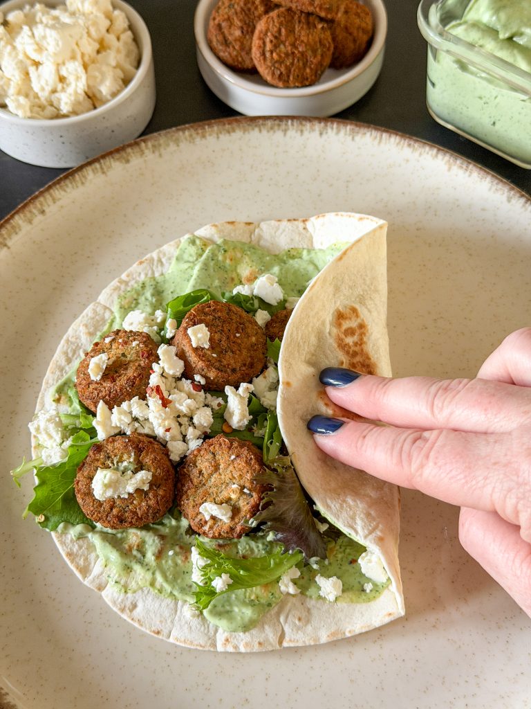 Hand rolt voorzichtig op vanaf de onderkant