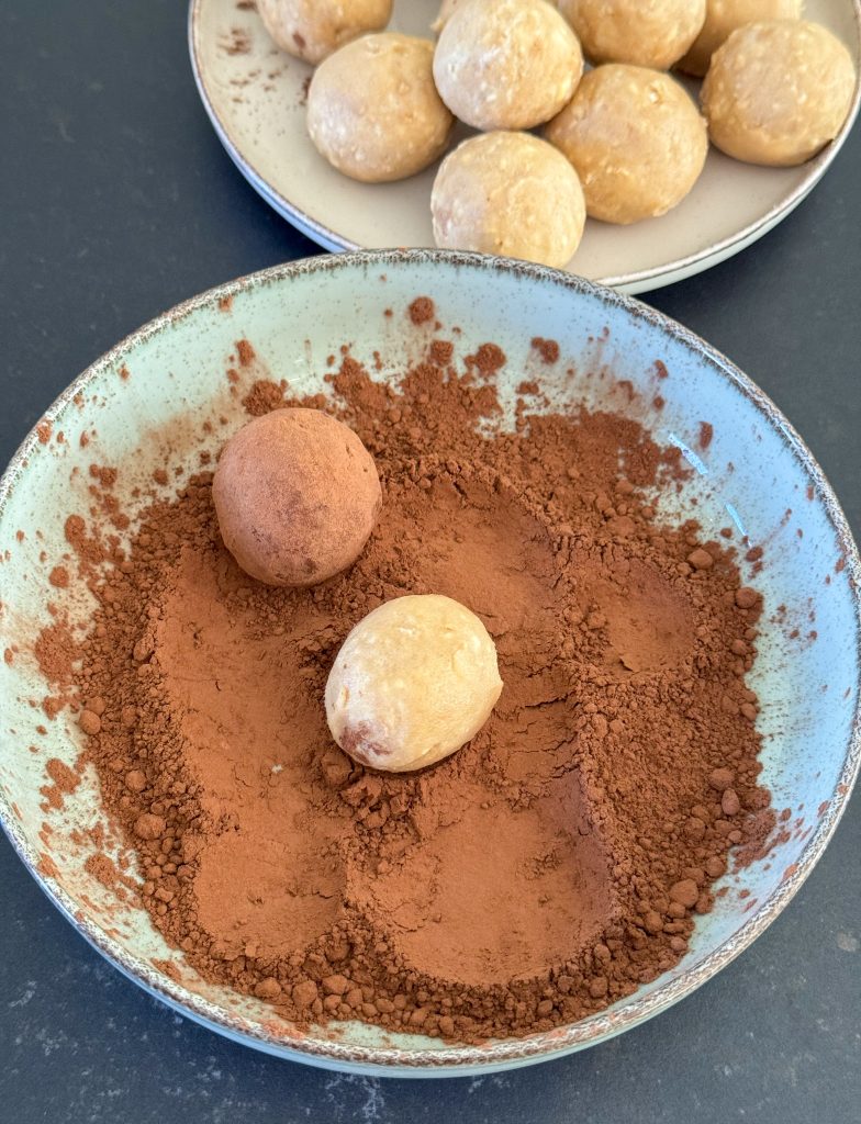 Tiramisu balletjes door cacaopoeder rollen