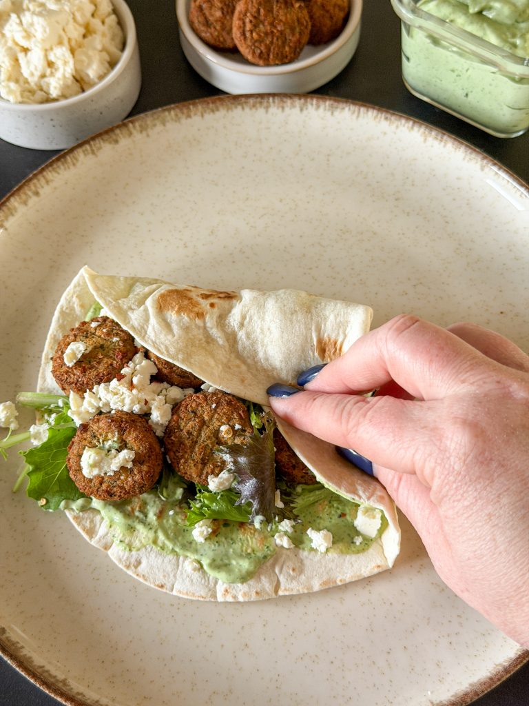 Wrap halverwege opgerold met zicht op vulling