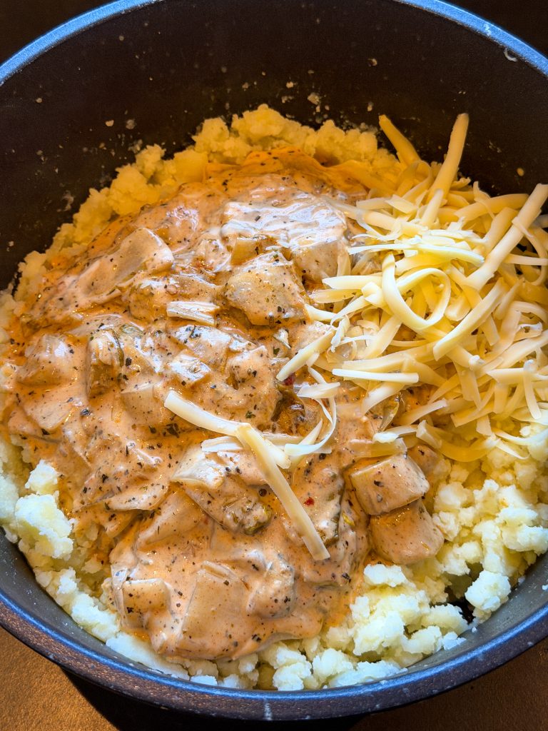 Gebakken witlof en kaas mengen met gestampte aardappels