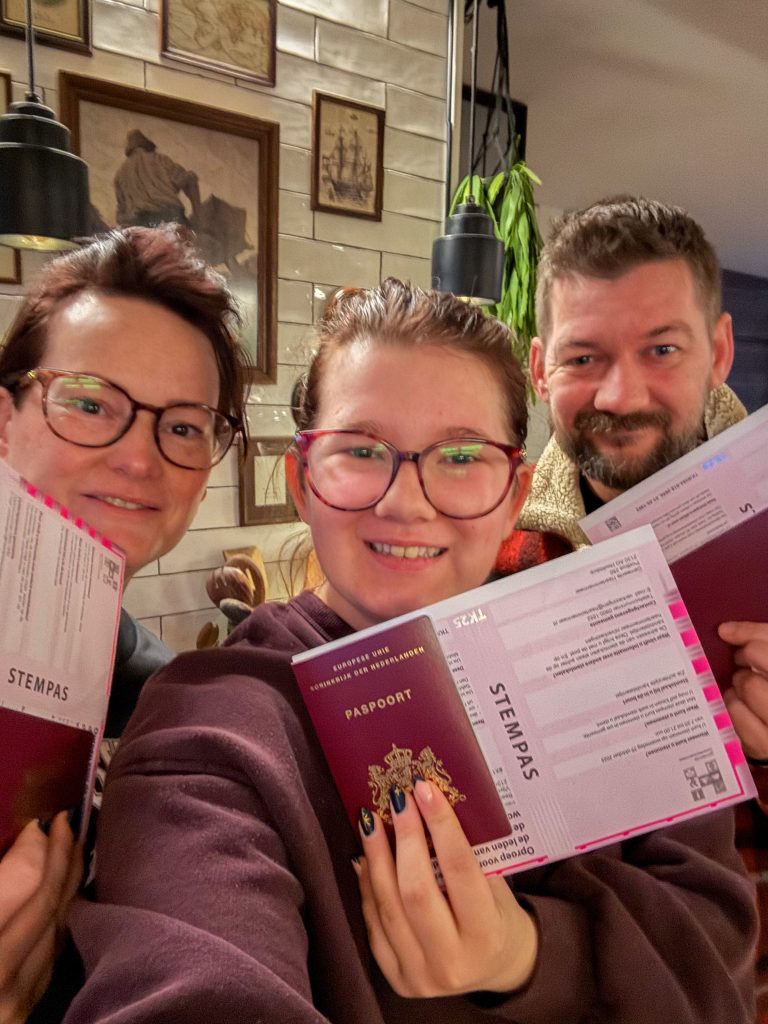 Marie Louise, Beaudine en Jan Willem met stempassen in hand