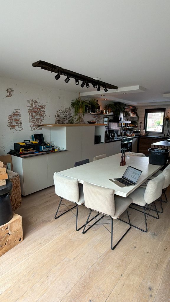 overzicht van keuken en eettafel - Thuis bij Familie over de kook week 44