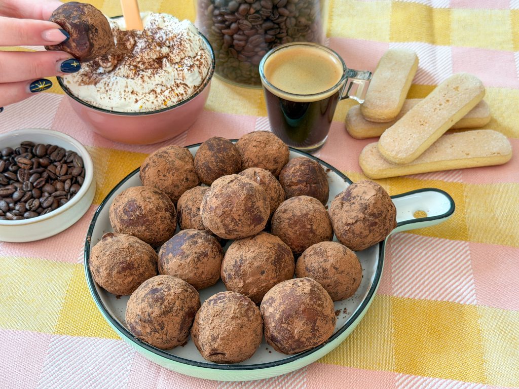 tiramisu balletjes omhuld met cacaopoeder op bord met macarpone dip