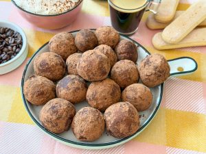 Tiramisu truffels op bord met mascarpone dip, lange vingers en espresso op tafel