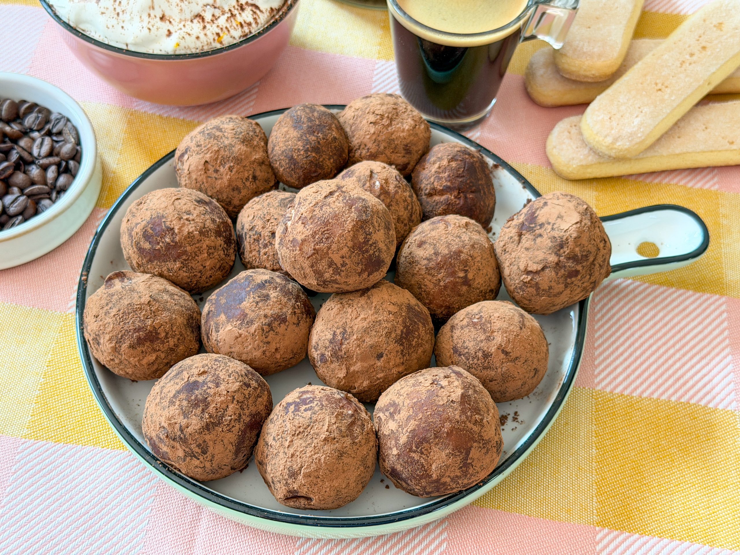 Tiramisu truffels op bord met mascarpone dip, lange vingers en espresso op tafel