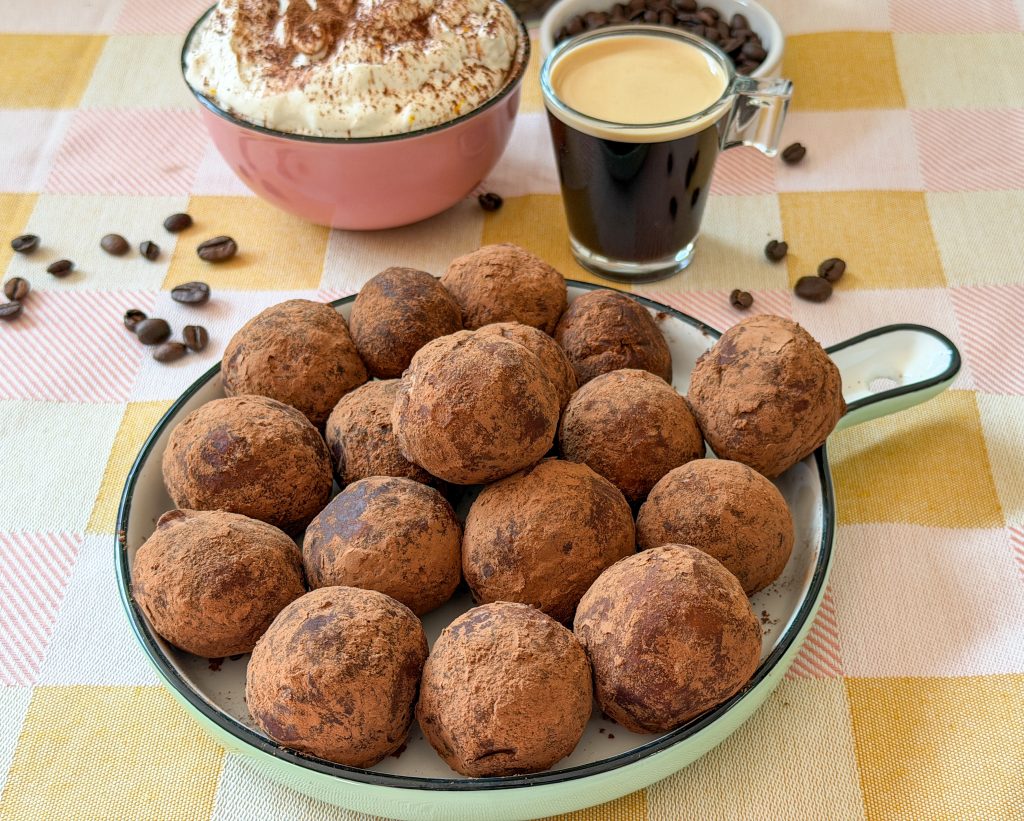 tiramisu balletjes omhuld met cacaopoeder op bord met macarpone dip