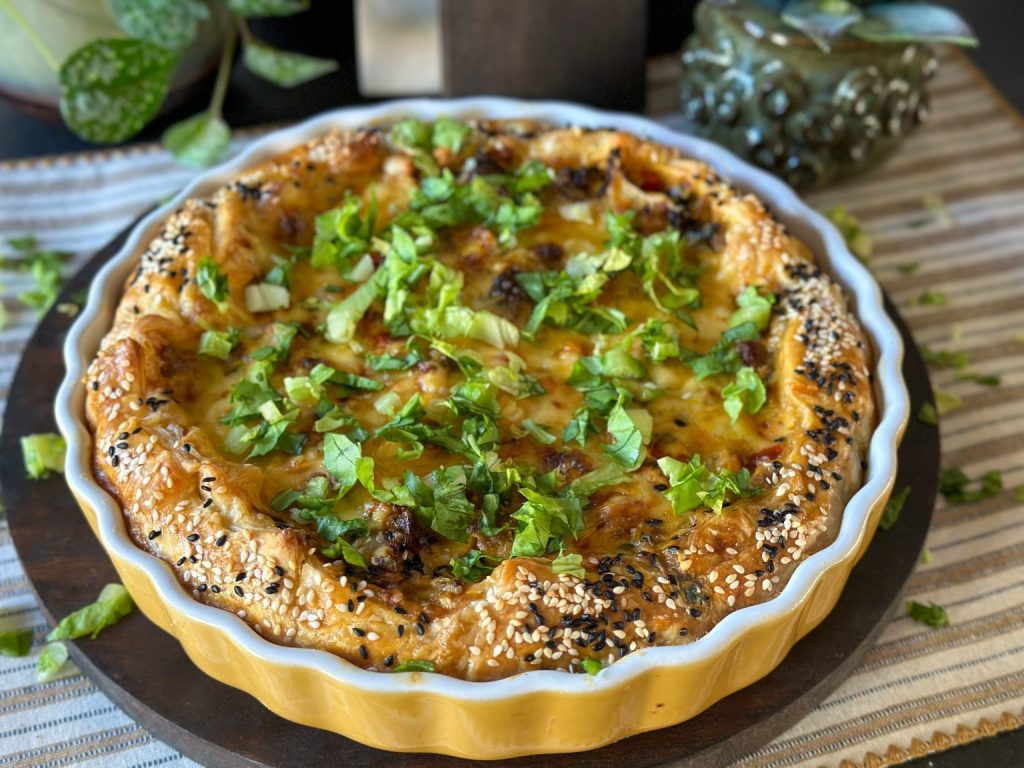 hartige taart met andijvie, paprika en kaas in ronde ovenschaal, recept uit weekmenu 47